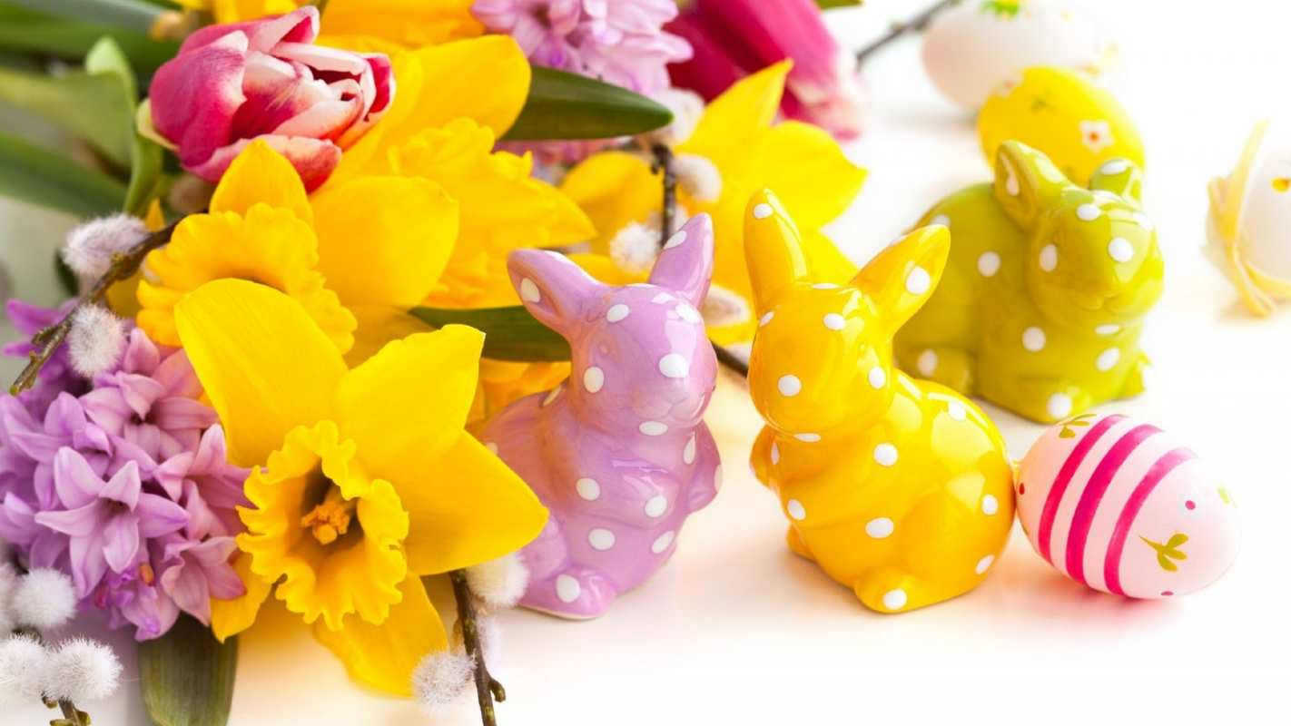 Открытка поздравляем с пасхой. яйца и кролики  цветы, пасха  С пасхой 